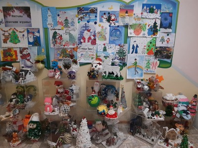 Выставка новогодних работ и рисунков 2025 г.