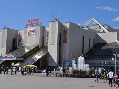 Дворец искусств - это центр культурной жизни города, который начал свою работу 1 сентября 1992 года и считается самым крупным в Ханты-Мансийском автономном округе. К зданию прилегает площадь с музыкальными фонтанами и скульптурами для семейного отдыха.