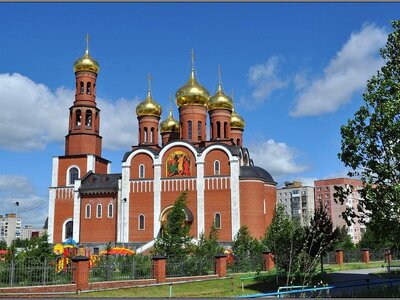Храм Рождества Христова – одна из главных достопримечательностей города Нижневартовска, издалека притягивающий красотой золотых куполов и великолепием архитектурных форм.