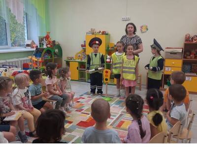 Юные инспектора дорожного движения в гостях у малышей