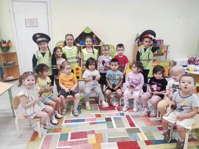 Юные инспектора дорожного движения в гостях у малышей