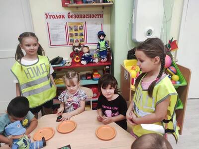 Юные инспектора дорожного движения в гостях у малышей