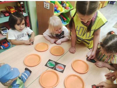 Юные инспектора дорожного движения в гостях у малышей