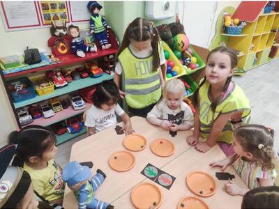 Юные инспектора дорожного движения в гостях у малышей
