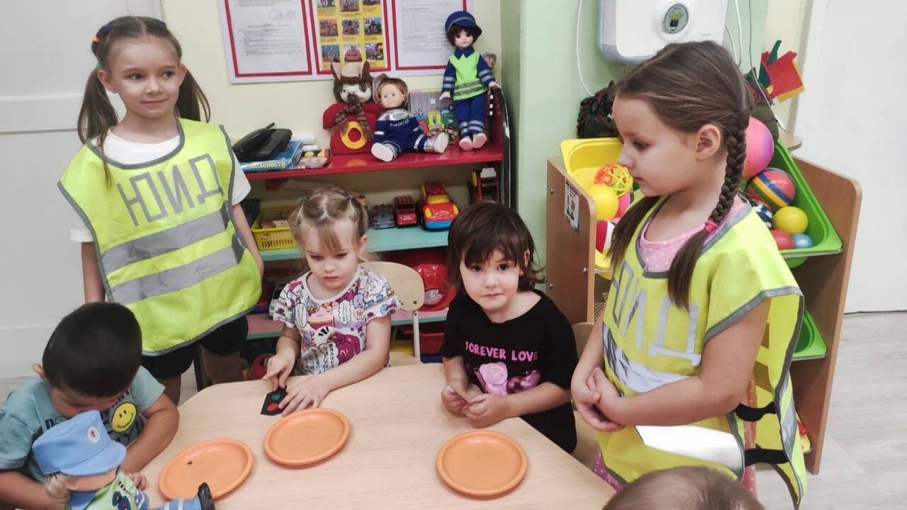 Юные инспектора дорожного движения в гостях у малышей